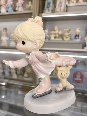 Precious Moments A Little Help Goes A Long Way Ice Skating Figurine 2004 Enesco